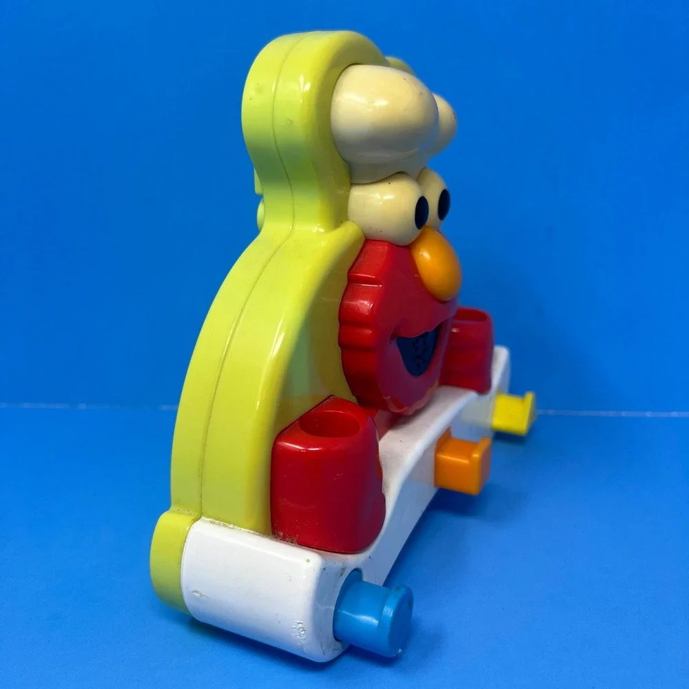 Fisher Price Sing and Cook with Elmo Toy Red Yellow 2010 Magnetized Chef Toy